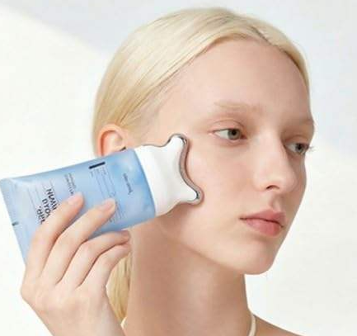 Glide ESSIVIA along the skin